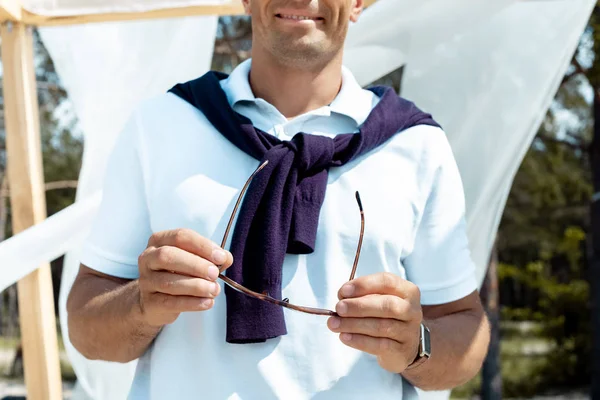 Tiro Recortado Hombre Sosteniendo Gafas Las Manos Con Cortina Blanca — Foto de stock gratis