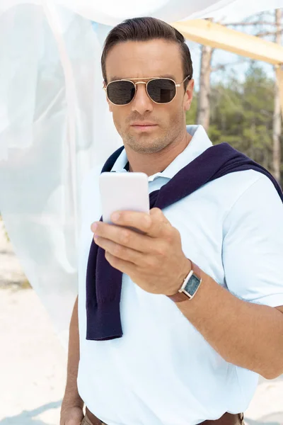 Retrato Hombre Guapo Gafas Sol Usando Smartphone — Foto de stock gratis