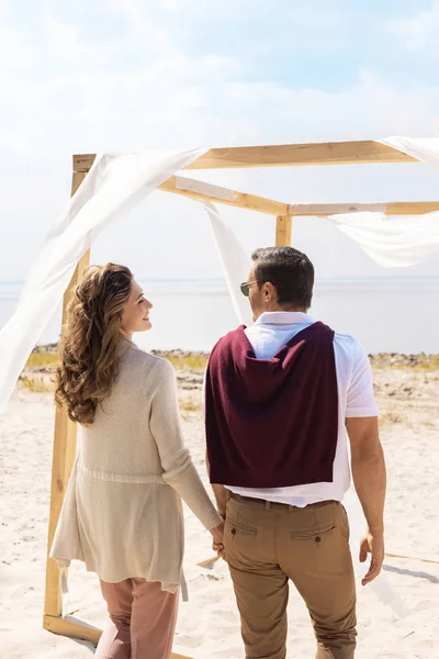 Rear View Happy Couple Sandy Beach White Curtain Lace Decoration — Free Stock Photo