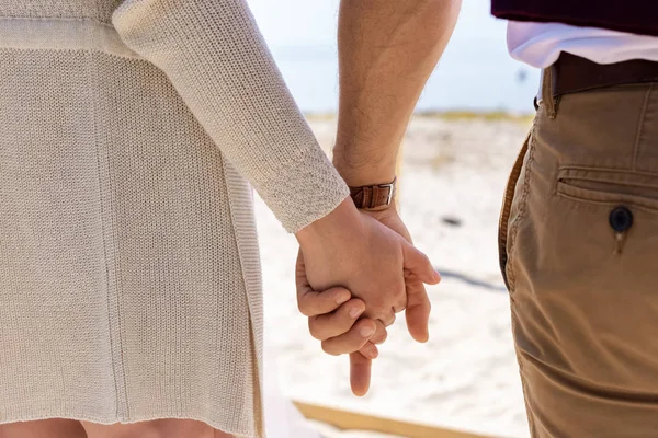 Partial View Couple Holding Hands While Walking Sandy Beach — Free Stock Photo