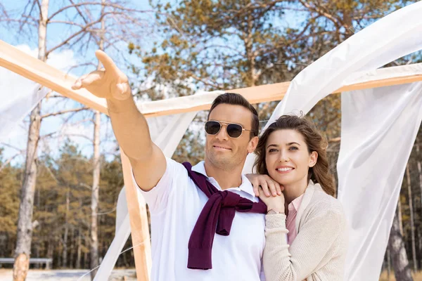 Ritratto Coppia Felice Sulla Spiaggia Sabbia Con Tenda Bianca Decorazione — Foto stock gratuita