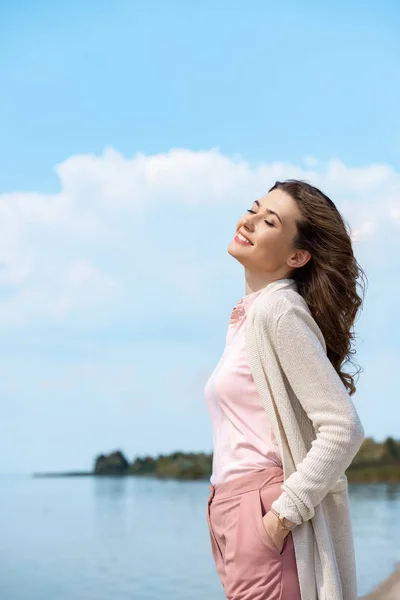 美丽的微笑的妇女与河的侧面视图背景 — 图库照片