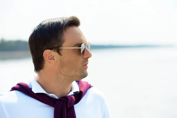Side View Handsome Man Sunglasses Looking Away River Background — Free Stock Photo