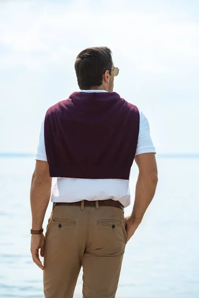 Rear View Man Standing Looking River Summer Day — Stock Photo, Image