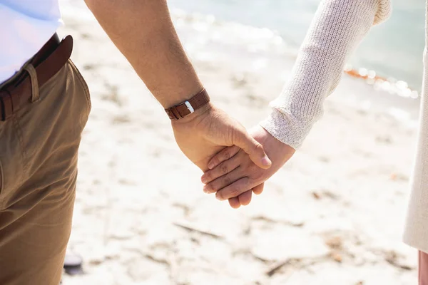 Vedere Parțială Cuplului Ținându Mâini Timp Mergeți Plajă Nisip — Fotografie, imagine de stoc