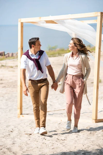 Happy Couple Holding Hands While Walking Sandy Beach — Stock Photo, Image