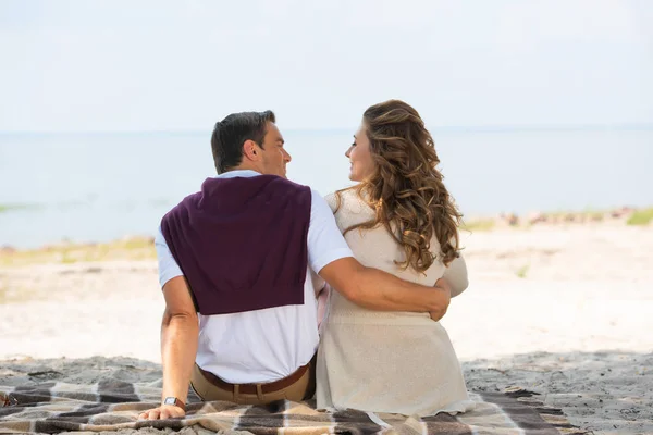 Back View Romantic Couple Resting Blanket Sandy Beach — Stock Photo, Image