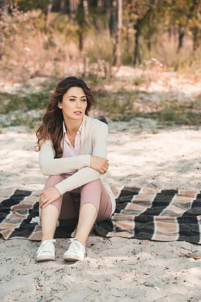 Pensive Woman Resting Blanket Alone Sandy Beach — Stock Photo, Image