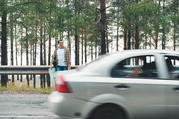 Turista Con Mapa Pie Carretera Con Coche Equitación — Foto de stock gratis