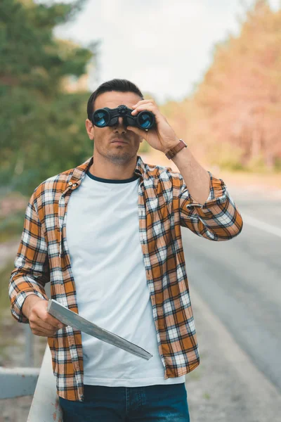 Portrait Tourist Map Binoculars Standing Road — Free Stock Photo