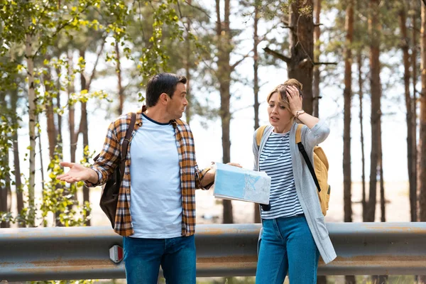 Turistas Emocionales Con Mochilas Mapa Perdió — Foto de Stock