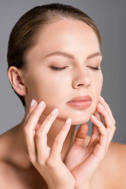 gözlü güzel kadın portresi izole üzerinde gri kapalı