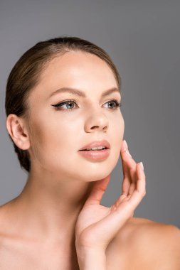 gri izole çıplak makyaj ile güzel bir kadın portresi