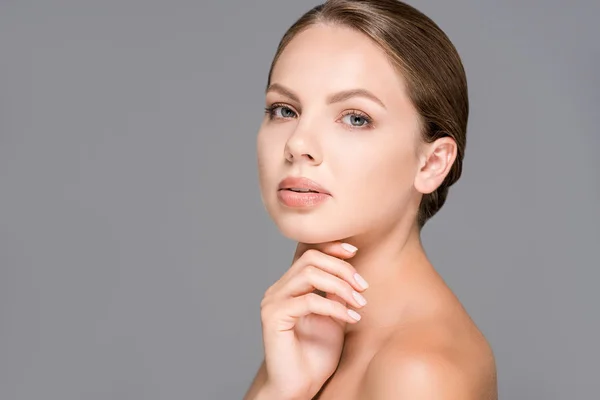 Retrato Mulher Bonita Com Pele Perfeita Olhando Para Câmera Isolada — Fotografia de Stock Grátis