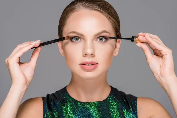 Porträtt Eleganta Kvinnan Med Mascara Och Makeup Borste För Ögonskuggor — Stockfoto