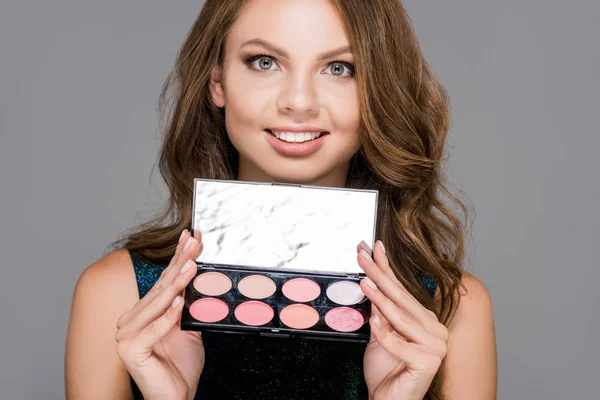 Retrato Mujer Sonriente Con Paleta Sombras Aislada Gris — Foto de stock gratis