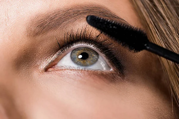 Gedeeltelijke Weergave Van Aantrekkelijke Vrouw Mascara Penseel — Stockfoto