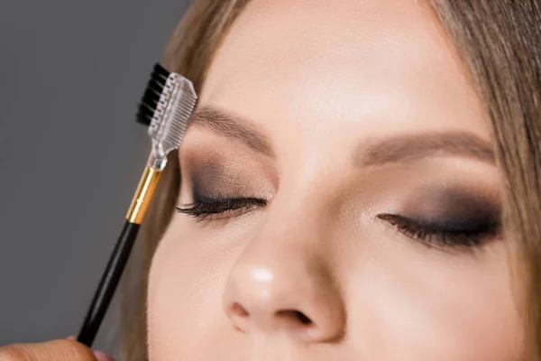 Vista Parcial Del Maquillador Con Pincel Para Cejas Modelo Con — Foto de Stock