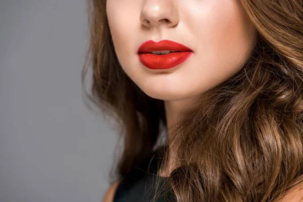 Częściowy Widok Kobiety Zastosowanych Czerwona Szminka Ustach Szarym Tle — Zdjęcie stockowe