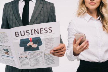 gazete ve smartphone üzerinde beyaz izole iş adamları kırpılmış görüntü