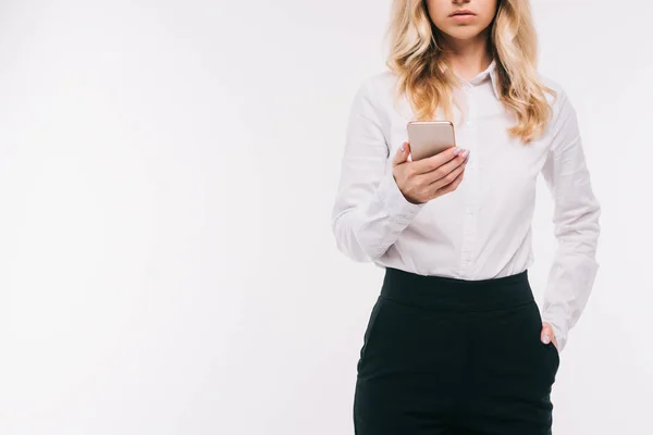 Abgeschnittenes Bild Einer Geschäftsfrau Mit Smartphone Isoliert Auf Weiß — Stockfoto
