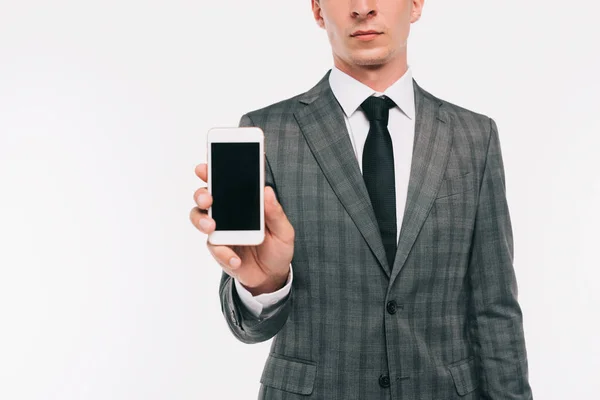 Abgeschnittenes Bild Von Geschäftsmann Zeigt Smartphone Isoliert Auf Weiß — kostenloses Stockfoto
