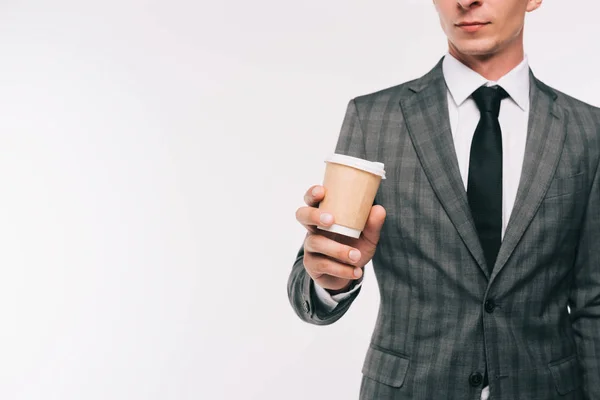 Περικομμένη Εικόνα Του Επιχειρηματία Κρατώντας Καφέ Χάρτινο Κύπελλο Απομονωθεί Λευκό — Δωρεάν Φωτογραφία