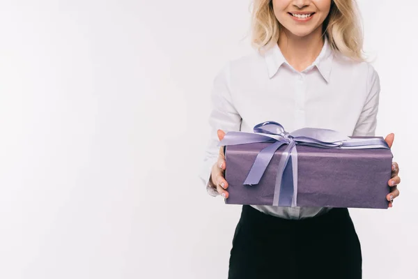 Imagen Recortada Mujer Negocios Sonriente Sosteniendo Caja Regalo Aislada Blanco — Foto de Stock