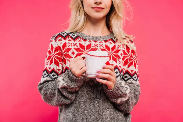 Bijgesneden Afbeelding Van Meisje Bedrijf Kopje Thee Geïsoleerd Roze Trui — Stockfoto