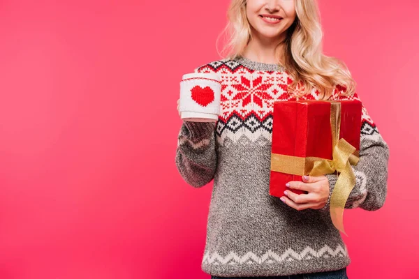 Immagine Ritagliata Donna Sorridente Tazza Maglione Scatola Regalo Isolato Rosa — Foto Stock