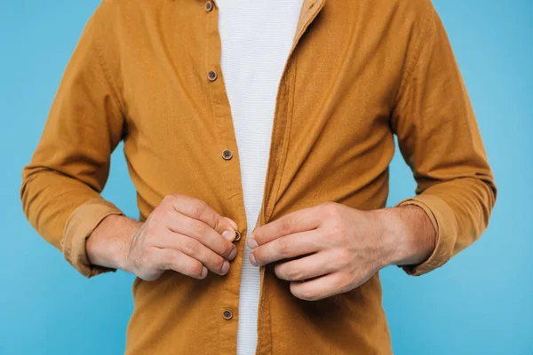 Imagem Cortada Homem Abotoando Camisa Marrom Isolado Azul — Fotografia de Stock