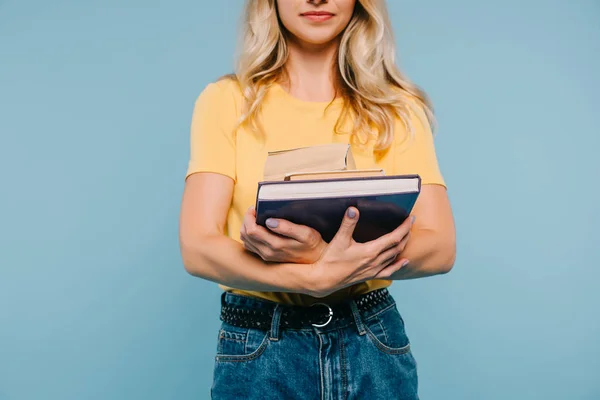 Imagem Cortada Menina Segurando Livros Isolados Azul — Fotografia de Stock