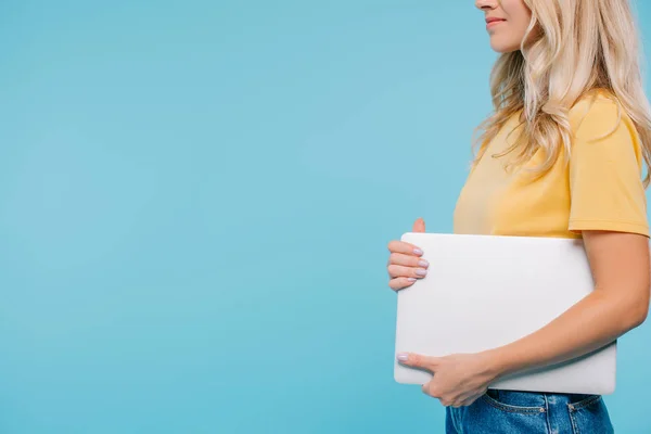 Samping Tampilan Gadis Berbaju Dan Celana Pendek Memegang Laptop Terisolasi — Stok Foto