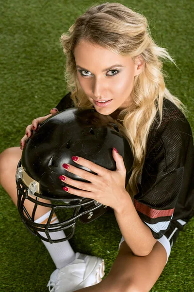 Vista Ángulo Alto Mujer Joven Uniforme Fútbol Americano Con Casco — Foto de stock gratis