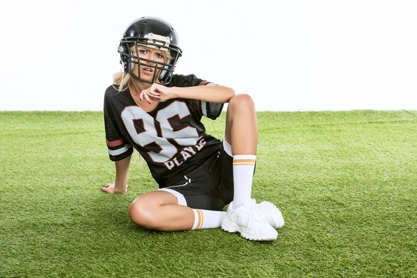 Спортивная Молодая Женщина Американской Футбольной Форме Изолирована Белом — Бесплатное стоковое фото