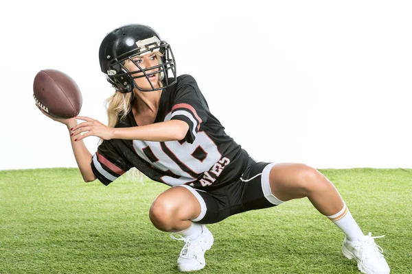 Atlética Mujer Joven Uniforme Fútbol Americano Lanzando Pelota Mientras Sienta — Foto de Stock