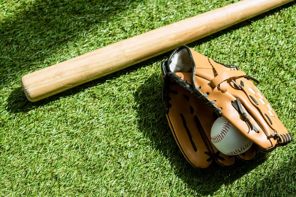 Vista Superior Del Guante Béisbol Con Bola Bate Acostado Sobre — Foto de Stock