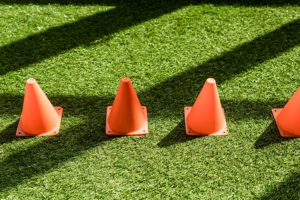 High Angle View Row Safety Cones Standing Grass Field — Free Stock Photo