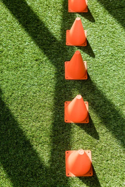 High Angle View Row Safety Cones Standing Green Grass — Free Stock Photo