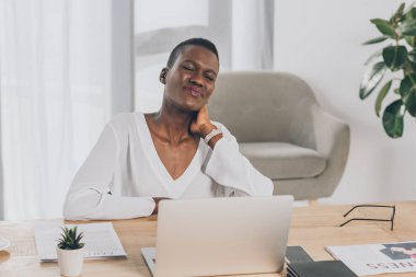 yorgun şık Afro-Amerikan işkadını Office ağrılı boyun dokunmadan
