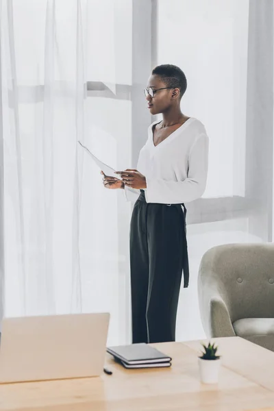 Stylish Attractive African American Businesswoman Standing Reading Documents Office — Stock Photo, Image