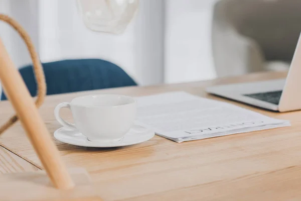 ノート パソコン オフィスで木製テーブルのお茶 — ストック写真