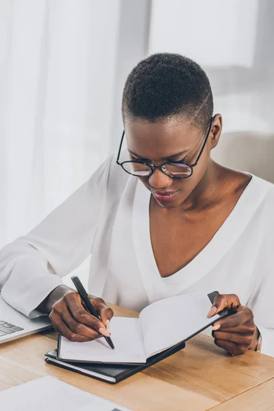 Elegante Atractiva Mujer Negocios Afroamericana Escribiendo Algo Cuaderno Oficina — Foto de stock gratis