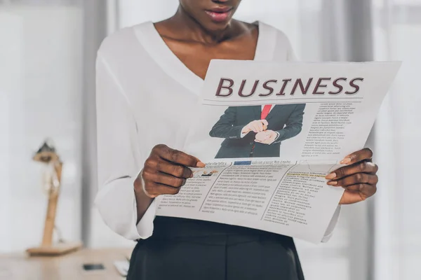 Bijgesneden Afbeelding Van Afro Amerikaanse Zakenvrouw Lezen Van Krant Kantoor — Gratis stockfoto