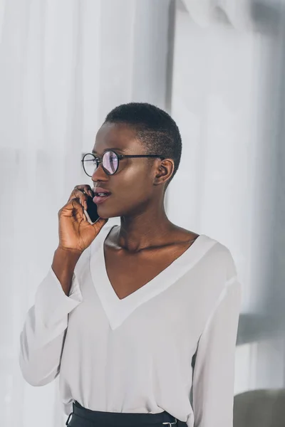 Stylische Attraktive Afrikanisch Amerikanische Geschäftsfrau Die Büro Smartphone Spricht Und — Stockfoto