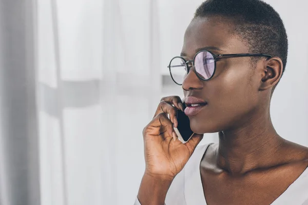 Şık Çekici Afro Amerikan Işkadını Konuşmak Smartphone Office Tarafından Portresi — Stok fotoğraf