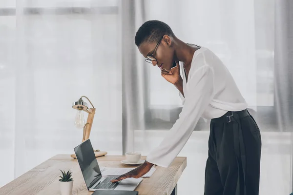 Smartphone Ile Konuşmak Dizüstü Bilgisayar Kullanma Office Şık Çekici Afro — Stok fotoğraf