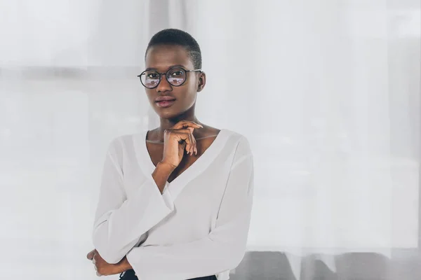 Nachdenklich Stylische Afrikanisch Amerikanische Geschäftsfrau Blickt Büro Die Kamera — Stockfoto