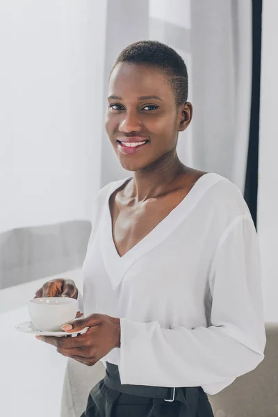 Sonriente Elegante Atractiva Mujer Negocios Afroamericana Sosteniendo Taza Café Oficina — Foto de Stock