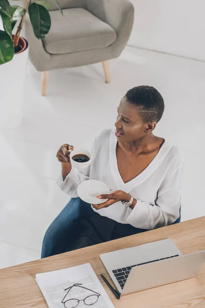 Hochwinkelblick Auf Stilvolle Attraktive Afrikanisch Amerikanische Geschäftsfrau Mit Einer Tasse — kostenloses Stockfoto